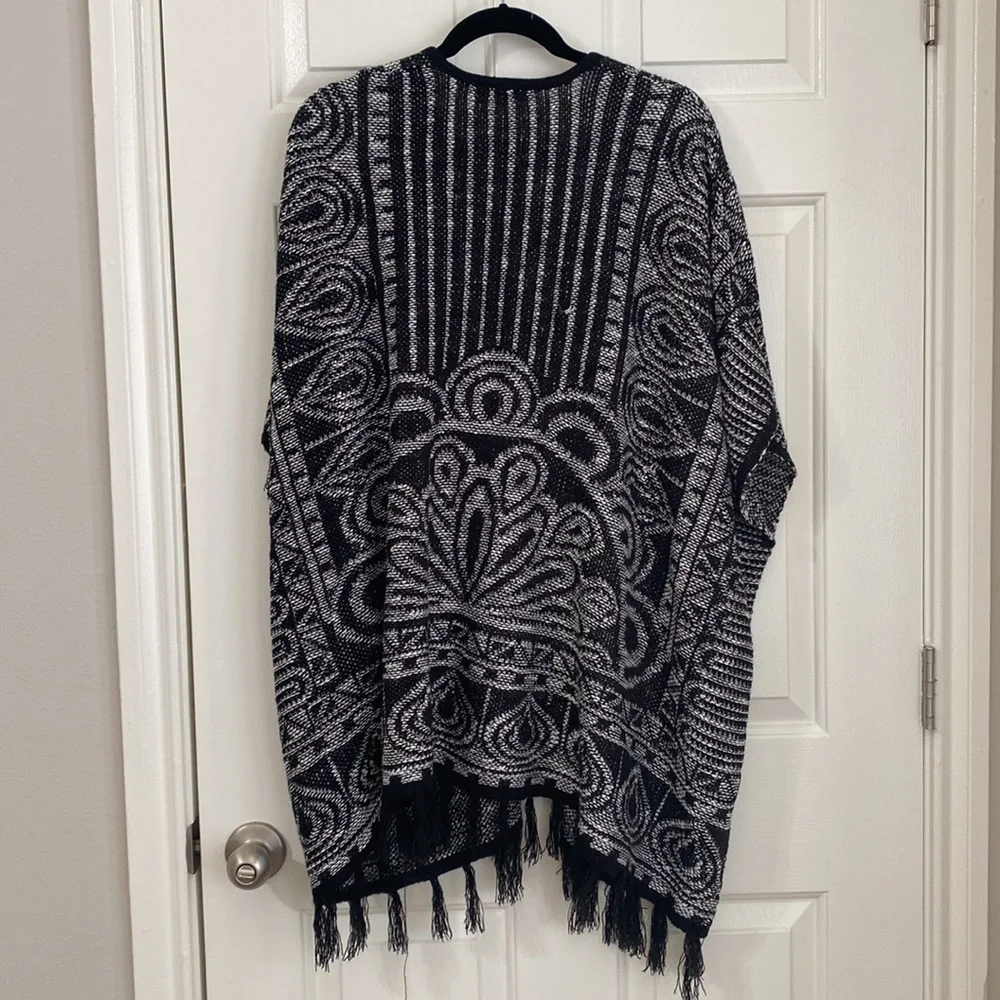 Open front sweater short sleeve poncho with tassels on bottom edge - size XL - Picture 4 of 7